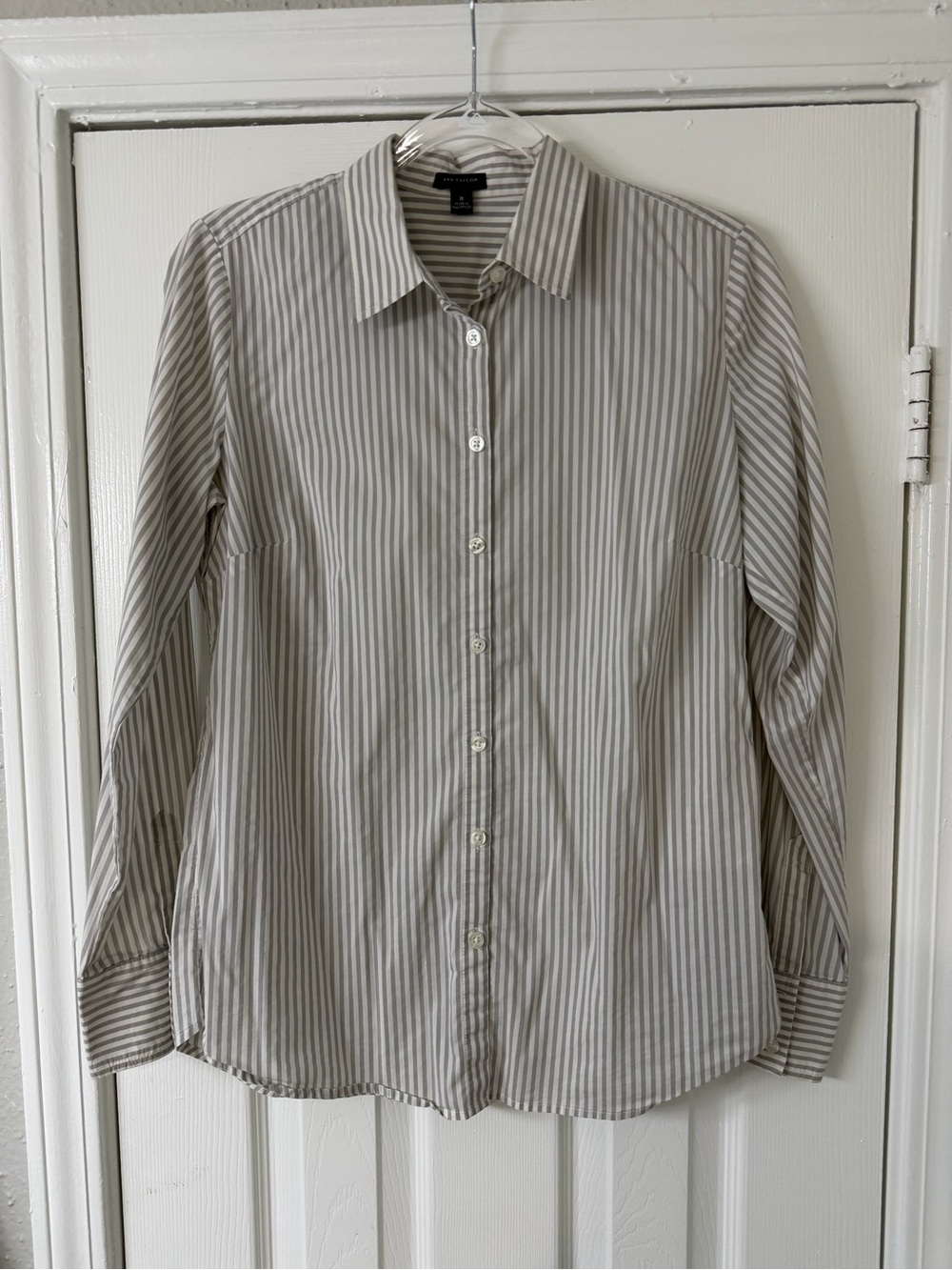 Women's Ann Taylor Gray and White Button Up Blouse Size 8 Office Workwear Career